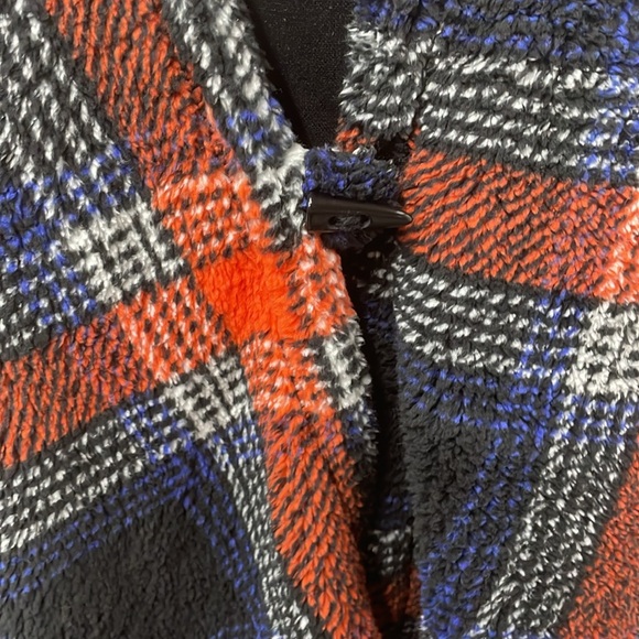 Kensie cape/shawl/wrap in thick sherpa-type fabric - Picture 3 of 8